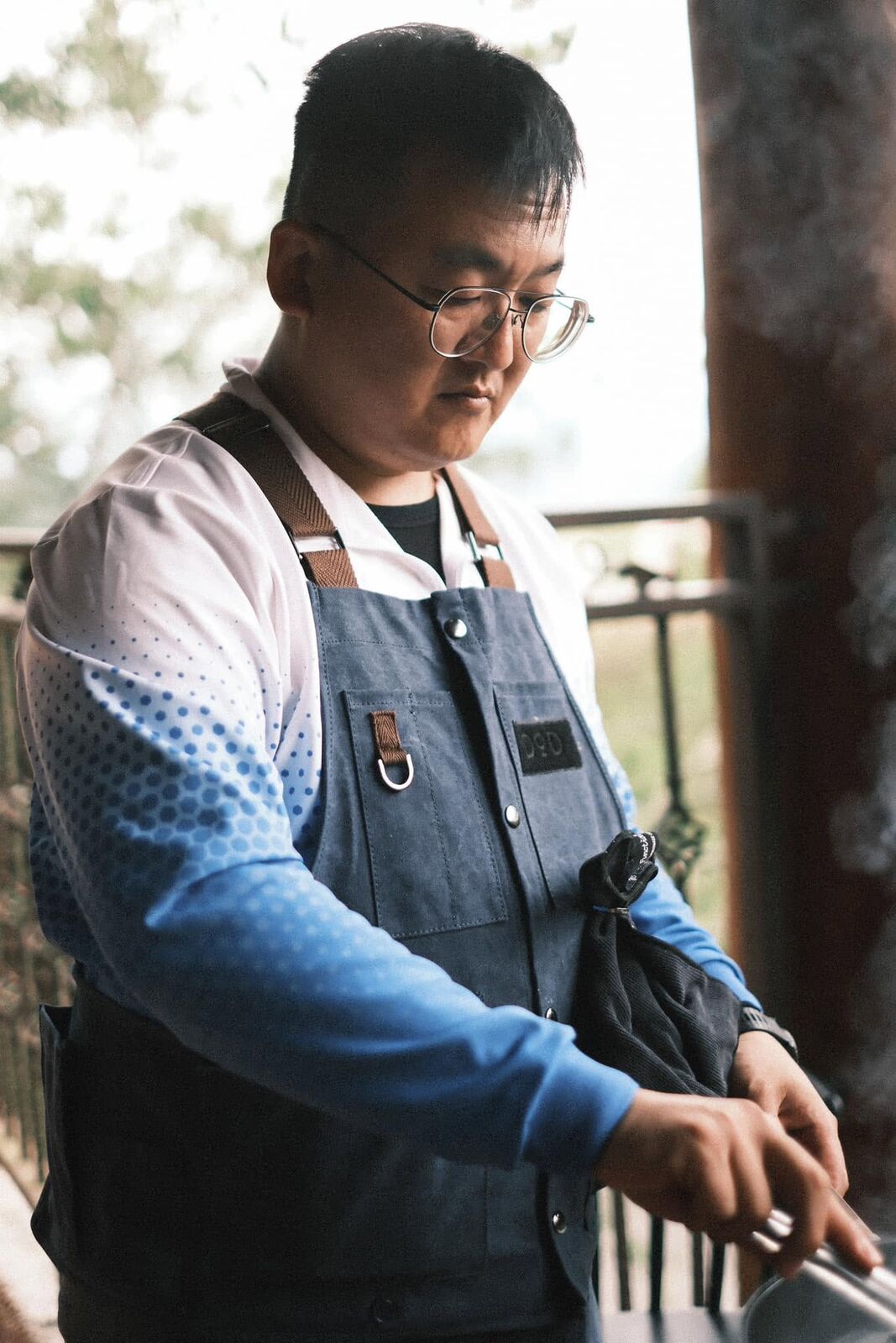 TOROL 創辦人梁先生在爐火前烹調