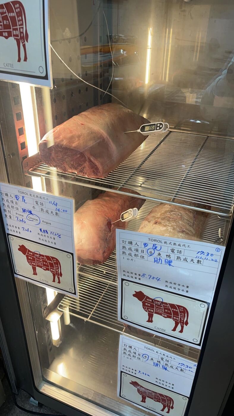 探針量測熟成牛肉的中心溫度，旁邊是手寫紀錄卡